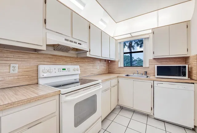 Unit 206 photo 5