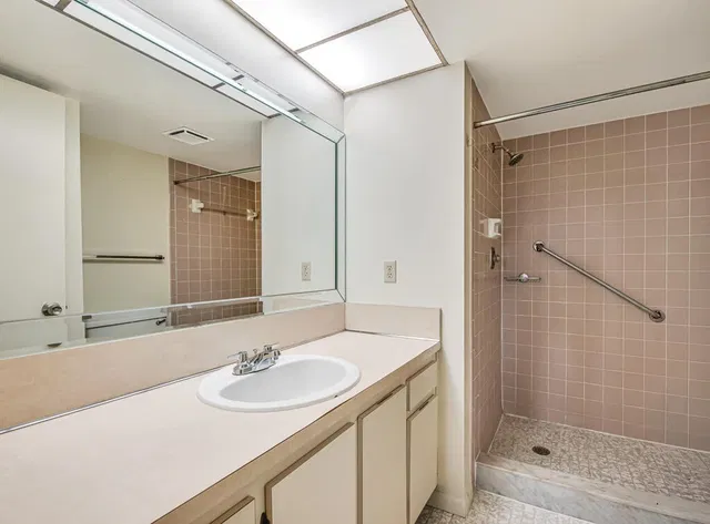 Unit 206 photo 17