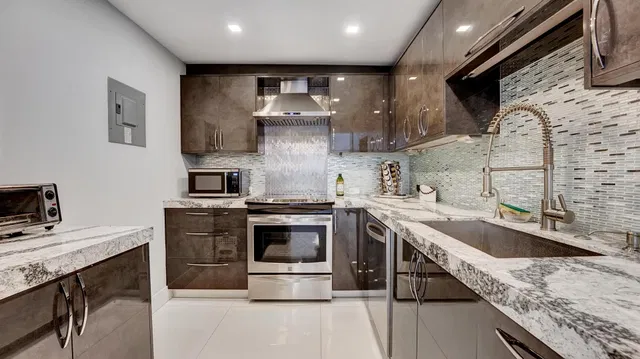 Barclay Condo Unit 418 photo 11