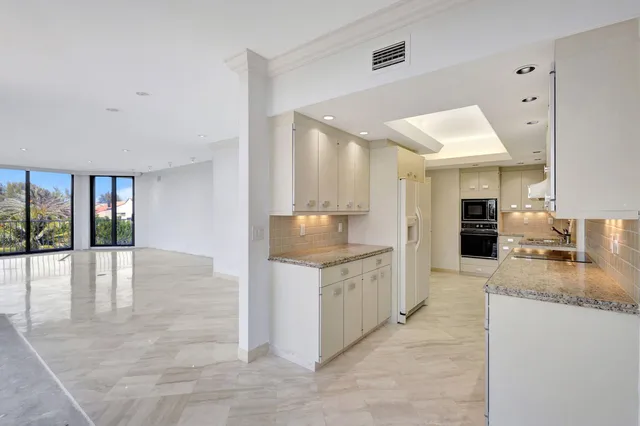 Sloan's Curve Palm Beach Unit 304n photo 8