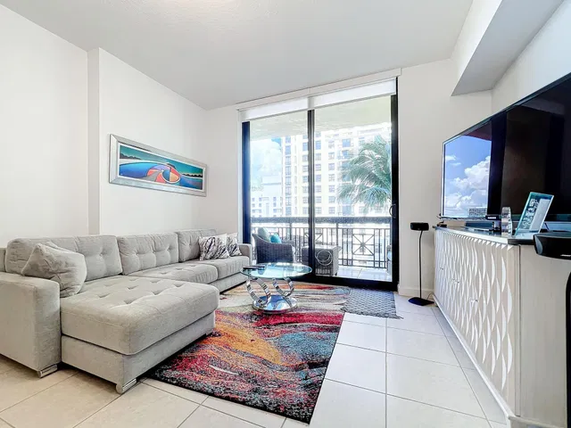 One City Plaza Unit 928 photo 2