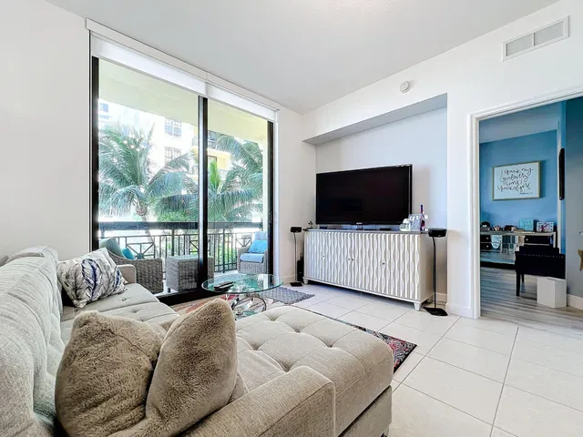 One City Plaza Unit 928 photo 3