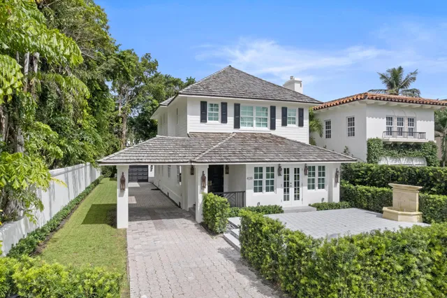 439 Seaspray Avenue