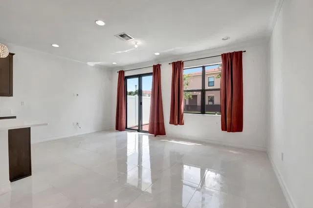  Residence photo 6