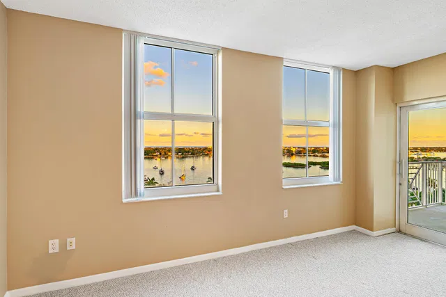 The Strand Unit 806 photo 2