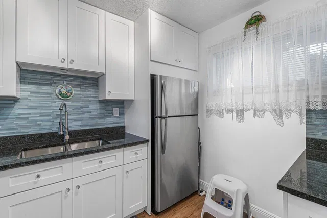 Unit 211 photo 5