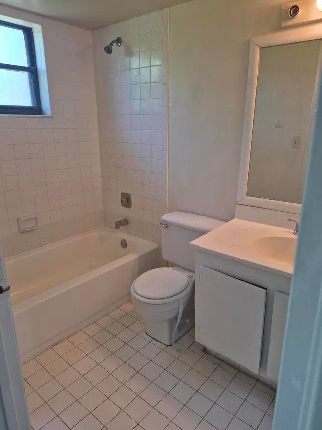 Unit 407 photo 5