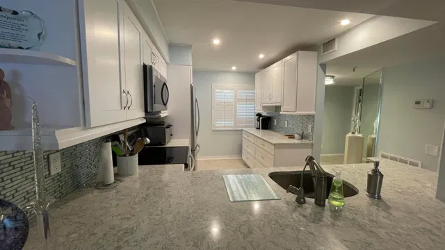 Unit 305 photo 17