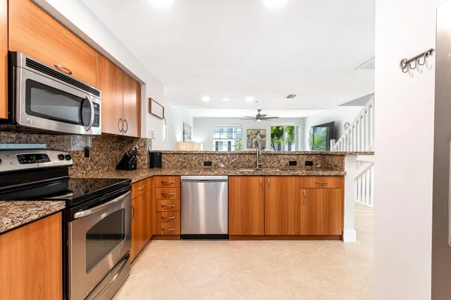 Pineapple Grove Village Condominiums Unit E photo 6