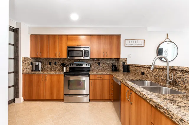 Pineapple Grove Village Condominiums Unit E photo 7