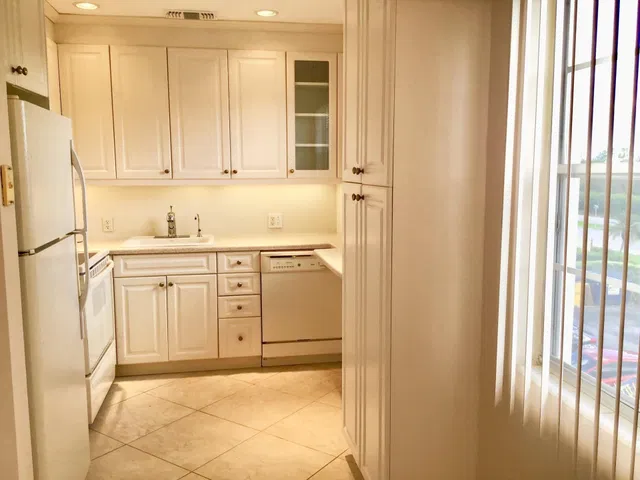 Unit 336 photo 3