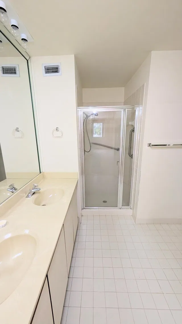 Unit 104 photo 4