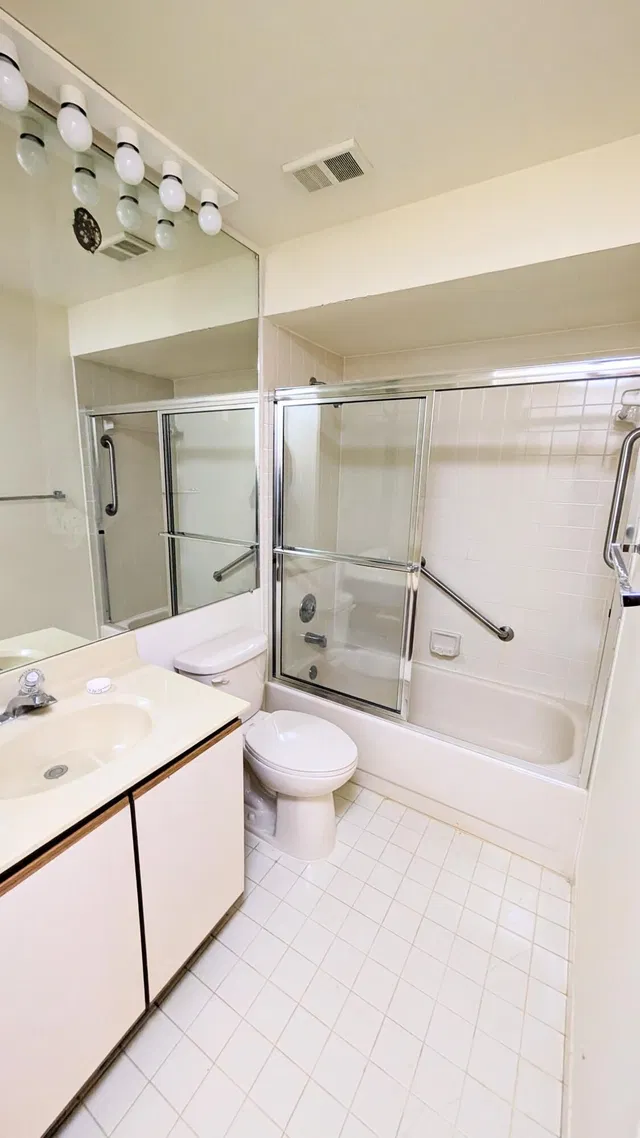 Unit 104 photo 8