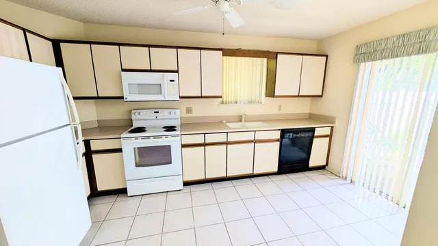 Unit 104 photo 13