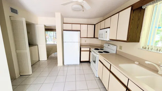 Unit 104 photo 16