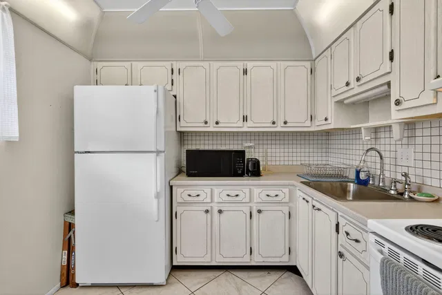Unit 205 photo 9