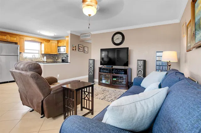 Unit 409 photo 8