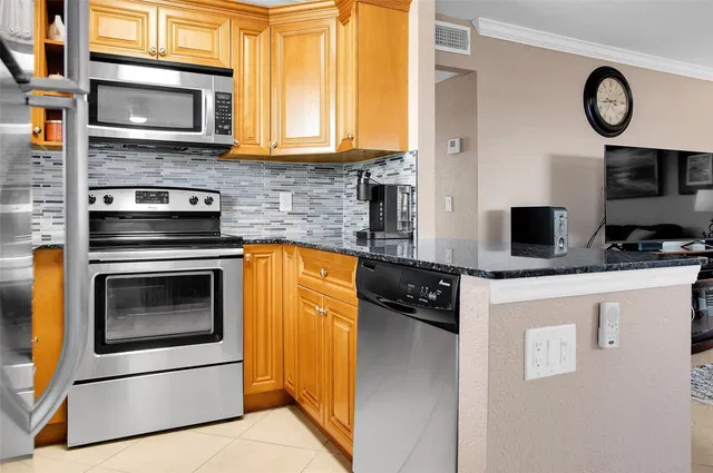 Unit 409 photo 18