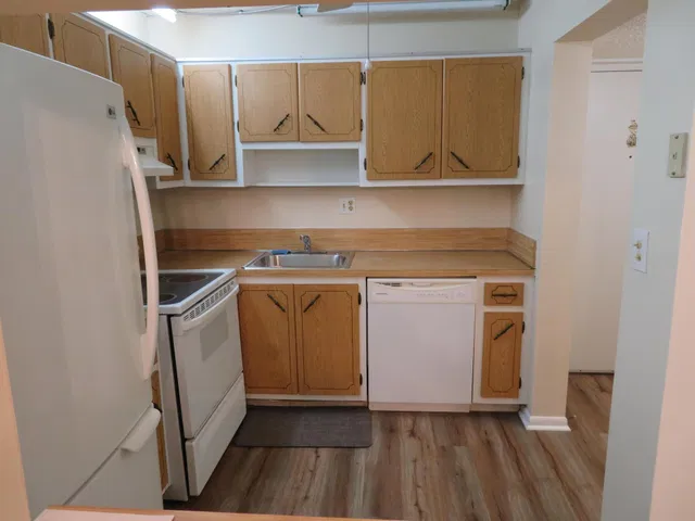 Unit 117 photo 23