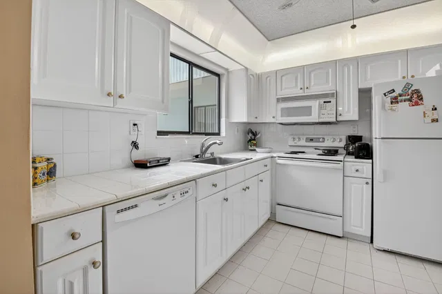 Unit 136 photo 11