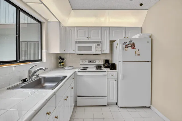 Unit 136 photo 12