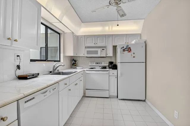 Unit 136 photo 13