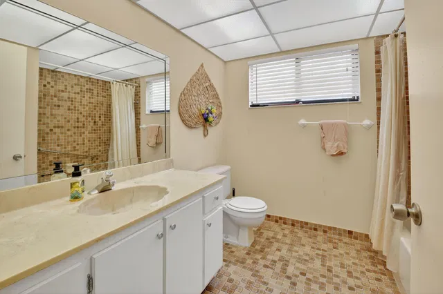 Unit 136 photo 18