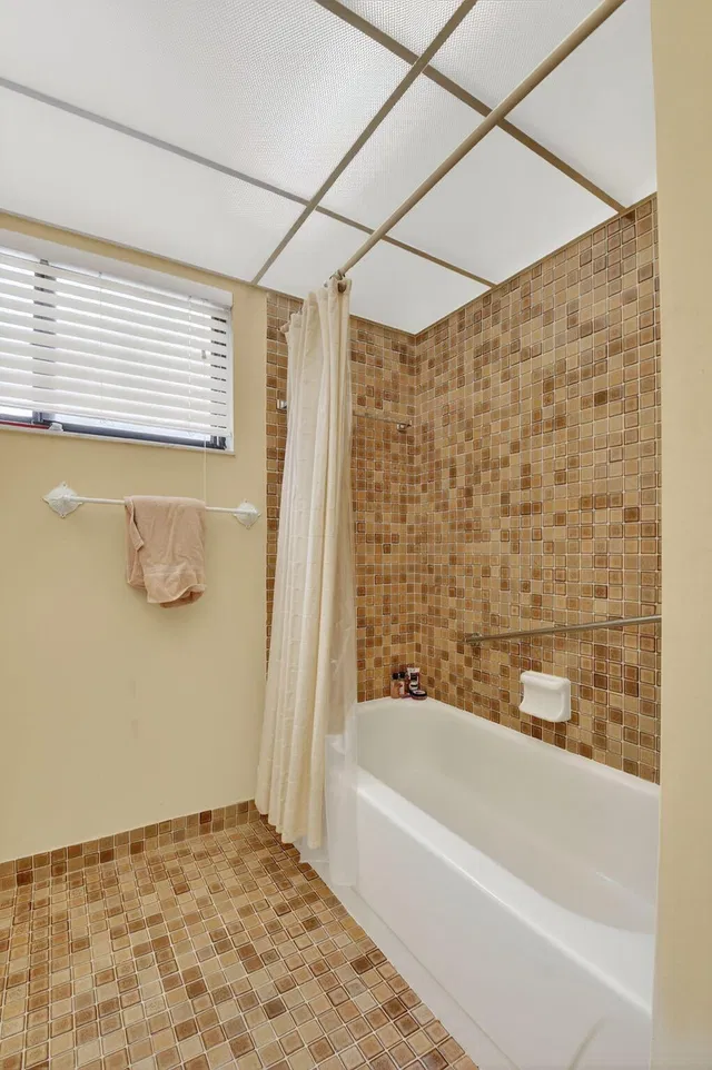 Unit 136 photo 20