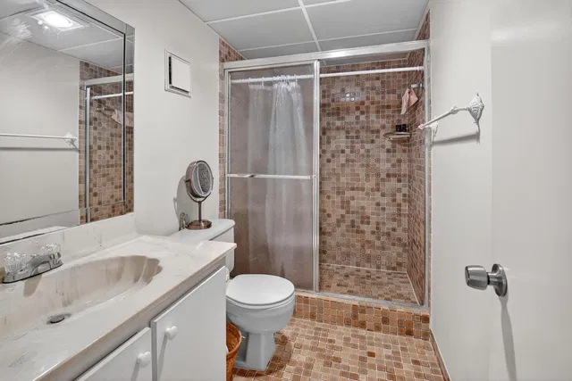 Unit 136 photo 22