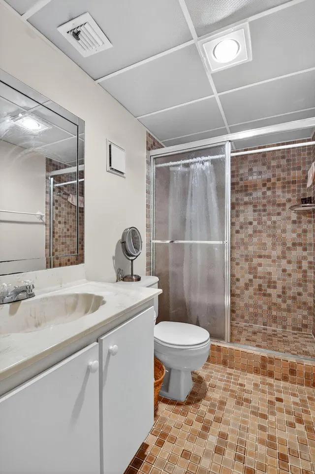 Unit 136 photo 23