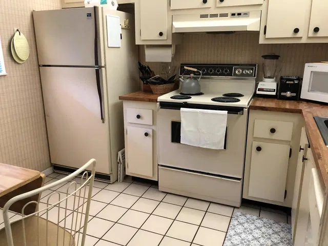 Unit 104 photo 4