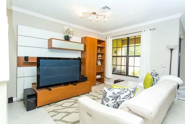 Residence photo 3