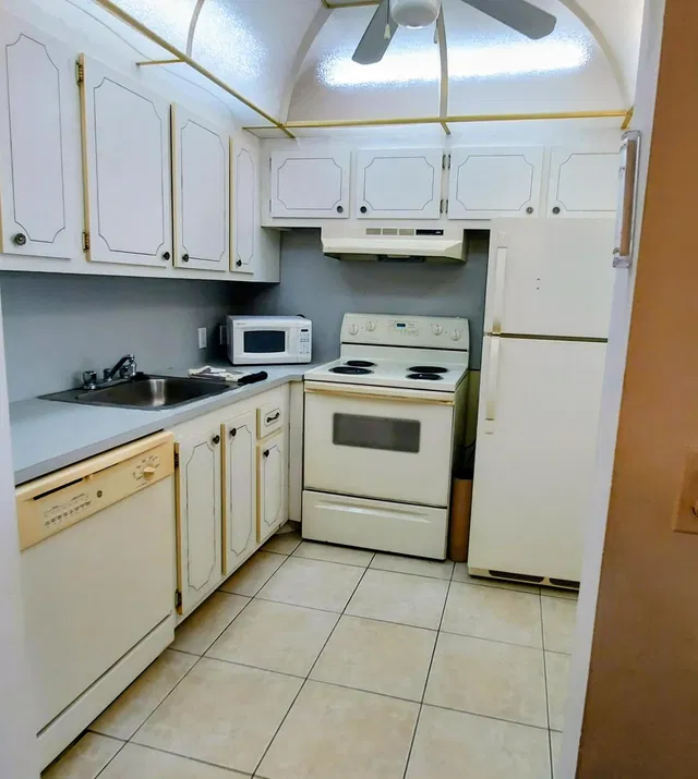 Unit 160 photo 7