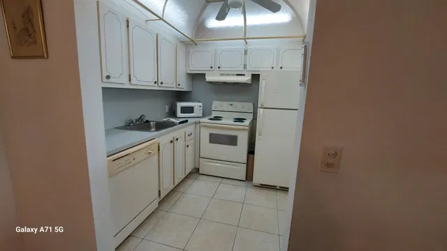 Unit 160 photo 15