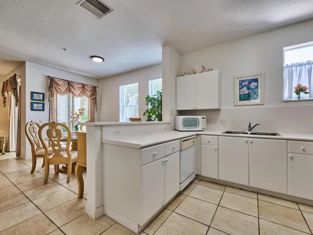  Residence photo 6