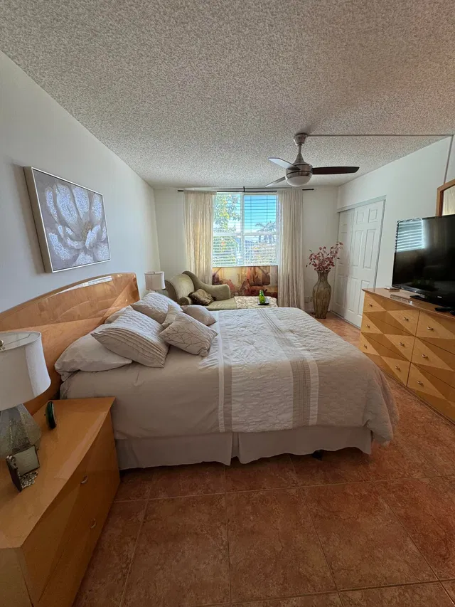 Unit I 405 photo 11
