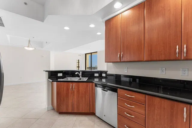 One City Plaza Unit 1404 photo 6
