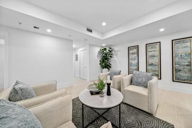 The Strand Unit 806 photo 9