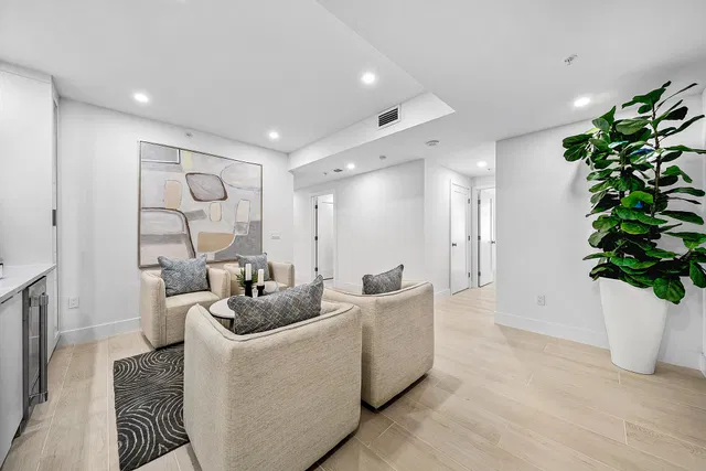 The Strand Unit 806 photo 10