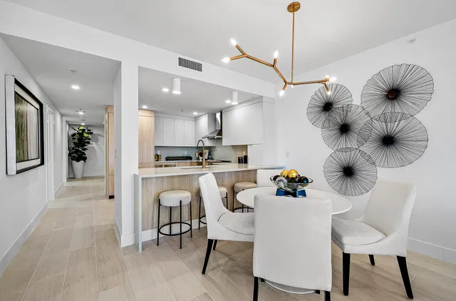 The Strand Unit 806 photo 11