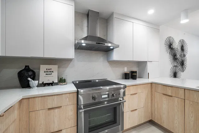 The Strand Unit 806 photo 17
