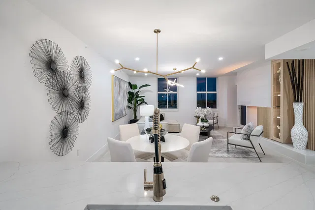 The Strand Unit 806 photo 19