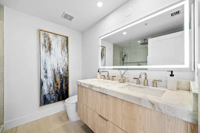 The Strand Unit 806 photo 38