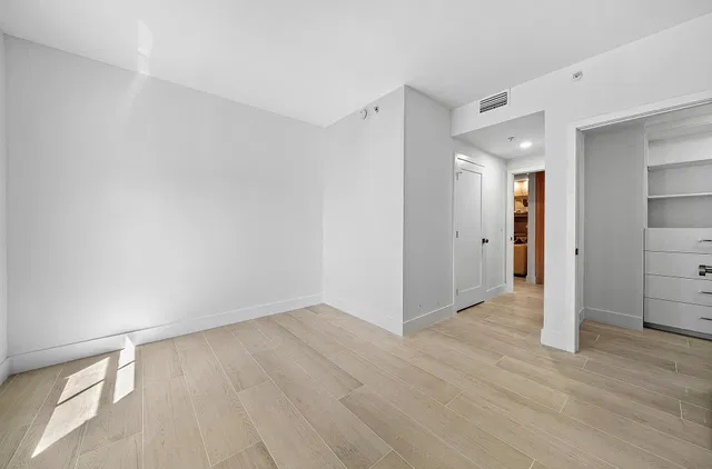 The Strand Unit 806 photo 43