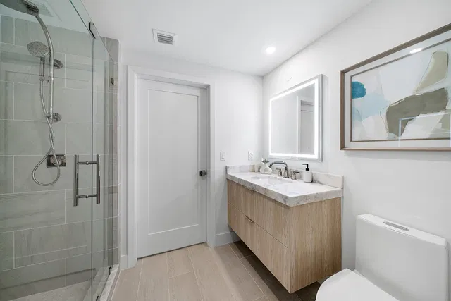 The Strand Unit 806 photo 48