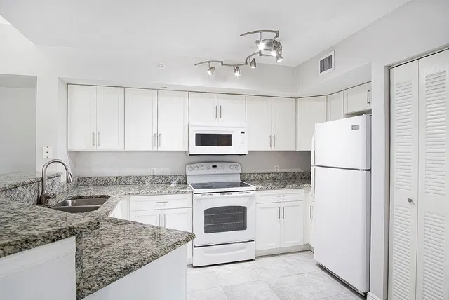 Unit 307 photo 8