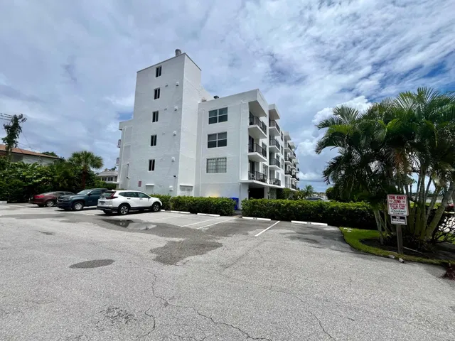 Unit 305 photo 3