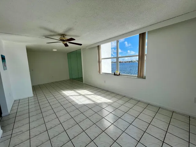 Unit 305 photo 10