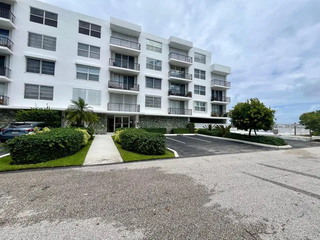 Unit 305 photo 27