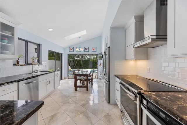 Windsor Way Residence photo 15